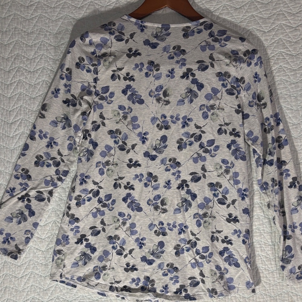 Crewneck Long-Sleeve Floral Tee in Light Gray and Blue - Picture 7 of 8